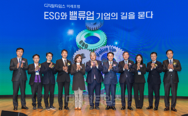 디지털타임스와 대한상공회의소 주관으로 6일 오후 서울 중구 대한상의 국제회의장에서 'ESG와 밸류업 기업의 길을 묻다' 포럼이 열렸다. 이날 행사에서 주요 참석자들이 기념촬영을 하고 있다. 오른쪽부터 류영재 서스틴베스트 대표, 이지환 카이스트 경영공학부 교수, 윤재숙 한국거래소 기업밸류지원부 부장, 전광우 세계경제연구원 이사장, 조정식 더불어민주당 국회의원, 박학용 디지털타임스 대표이사, 나경원 국민의힘 국회의원, 이복현 금융감독원장, 최준철 VIP자산운용 대표, 송승혁 대한상공회의소 금융산업팀 팀장,  김광기 ESG경제연구소 소장. 박동욱기자 fufus@